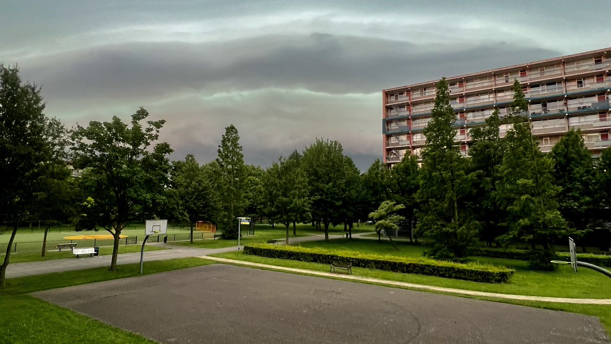 amvanbuuren's tweet photo. Onweersbui vanavond #onweer #maassluis #codeoranje #regen geen #noodweer hier! https://t.co/KLyKx6zDS1