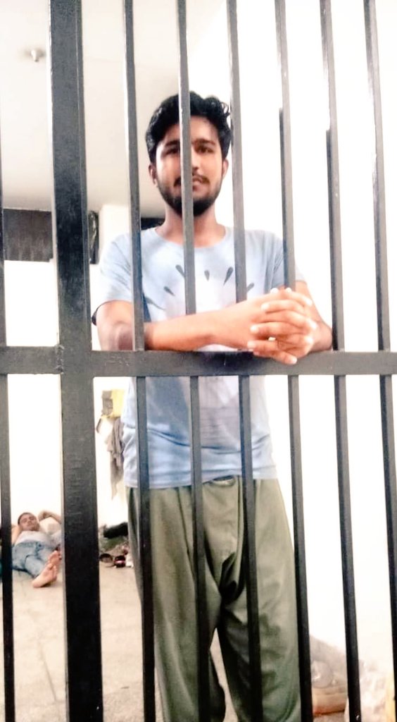 اک اسامہ مریا ہے فوجیاں نے شعلہ چک دتا ہے مارکیٹنگ دھڑا دھڑ ہو رہی ہے۔
ایہہ بچہ وی اودھے جنا ہے اینو بیگناہ سال تو جیل وچ رکھیا ہویا ہے۔
9 مئی فوج تے PDM نے مل کے کیتا ہے عوام نے کرنا ہندا 76 سال پہلے کر دندی انے مارشل لاء تے حرامزدگی برداشت نا کردی۔