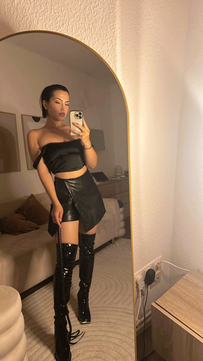 kira_dieeinzige's tweet photo. Wer wohl heute das Glück hat rückfällig zu werden während ich so aussehe. Lucky boy😏💶🫰
#FinDom #findomstiefel #findomleather #leather #findompigs #germanfindom #findomgöttin https://t.co/u3lcI9JQ8d