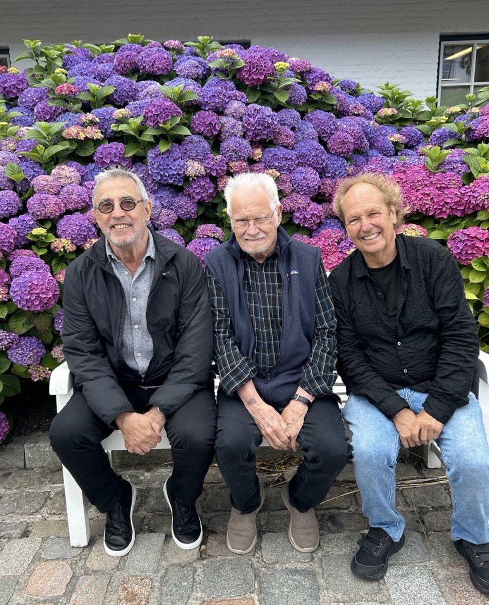 ivanlinsoficial's tweet image. Caros amigos e amigas,
Aí estou sentado com dois imensos amigos de toda a vida: #DaveGrusin (90), pianista, compositor, arranjador e produtor; e #LeeRitenour (75), guitarrista, compositor e produtor. Ambos são parceiros em projetos jazzísticos há quase quatro décadas. (+)