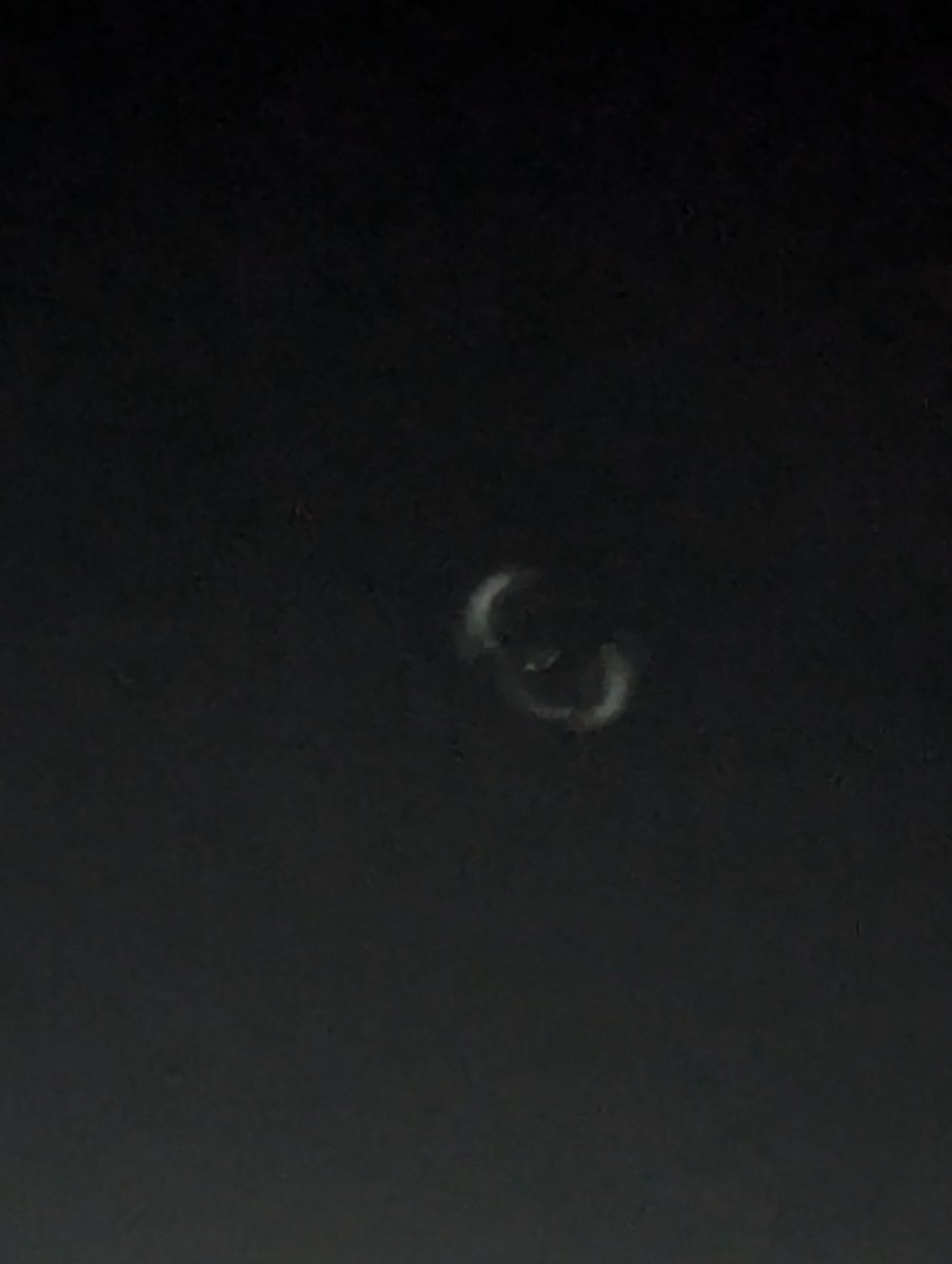Ezequiel_Macan's tweet photo. I saw a UFO or something 10 min ago in Berlin, WTF? https://t.co/wStqr0tE1G