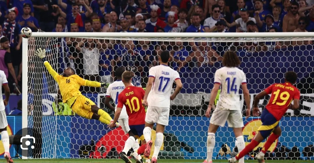BBorrajo's tweet photo. Pues parece que @LamineeYamal quiere jugar una final y así se lo demuestra a Rabiot #EuroRTVE https://t.co/r8BYYqteTk