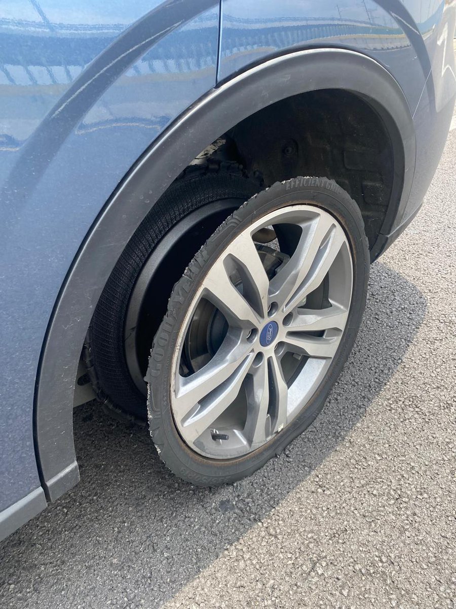 cuartodemillamx's tweet photo. ¡Hola!

Me llamo Edgar Solórzano. Estoy buscando ayuda para hacer pública una grave negligencia que experimenté con una agencia de #Ford #Surman en la Ciudad de México, y creo que tú, con tu plataforma e influencia, podrías ser la voz que necesito para evitar que esto le suceda a alguien más.

Estoy decidido a hacer pública esta situación para que otros consumidores estén informados y para presionar a Ford a tomar acciones responsables. He preparado un video detallando mi experiencia y estoy buscando plataformas que puedan ayudarme a difundir este mensaje.

El 26 de agosto de 2023, adquirí una camioneta Ford #Territory #Titanium modelo 2024 en la agencia Surman ubicada en Bahía de la Ascensión 31, Verónica Anzures, Miguel Hidalgo, CP 11300 Ciudad de México, CDMX. He sido un cliente leal de FORD durante 9 años, habiendo tenido una Escape, una Escape Titanium y la Territory Titanium.

El pasado martes 04 de junio sufrí un accidente en la carretera México-Toluca, yendo a trabajar ya que ocupo mi camioneta como herramienta de trabajo. Estando en la carretera se escuchó una explosión y solo pude ver cómo salió disparada una llanta hacia el frente de la camioneta, inmediatamente la camioneta comenzó a perder el control y fue muy difícil para mi tomar el volante ya que la camioneta zigzagueaba en toda la carretera pegándome todo el tiempo con la ventana del lado izquierdo, gracias a la pericia y al control que tuve logré que la camioneta no se volteara evitando también que algún otro automovilista se accidentara. Los frenos terminaron de responder hasta que quedé a 1 metro de distancia del muro de contención de lámina que había en ese lugar, de avanzar más hubiera salido disparado de la carretera perdiendo la vida.

Desde el momento en que se me entregó la camioneta, presentó múltiples fallas, incluyendo:
🚫 Falla del sensor de la llanta trasera del lado izquierdo (la que explotó)
🚫 Frenado de golpe sin razón, abriendo la cajuela
🚫 Asiento del copiloto que rechina constantemente
🚫 Pantalla que se pasma y apaga
🚫 La camioneta se volvía lenta al conducir
🚫 Se activaba la pantalla de proximidad de coche cuando no había ninguno alrededor

Reporté estos problemas a los 15 días de la compra y la camioneta ingresó 4 veces para revisión y "reparación". Nunca recibí las órdenes de servicio por garantía, a pesar de insistir repetidamente.

Además, la camioneta entró al servicio en tiempo y forma a los 15,000 km, pagando la factura correspondiente por ese servicio. Se reportó de inmediato con la agencia que el sensor indicaba que la llanta tenía baja presión, ellos me dijeron que era normal y quedaron en llamarme para hacer una cita y resetearan la computadora de la camioneta. Fui a dos agencias FORD a preguntar sobre este tema y me dijeron que no era normal.

Después de varios correos al corporativo de FORD y a la agencia de Grupo Surman, pidiendo el cambio de la camioneta o la devolución de mi dinero, la única respuesta que recibí fue que arreglarían la camioneta y me la devolverían. Esta no es una solución justa, considerando que mi vida y la de otros al adquirir este tipo de camionetas está en riesgo por un defecto que no se ha solucionado desde el principio y que muchas camionetas pueden tener.

No me parece justo que después de ser cliente durante tantos años, reciba este trato Y QUE SIGAN EXPONIENDO MI VIDA DE ESA MANERA, queriéndome regresar algo que desde un inicio está defectuoso.

He seguido tu contenido y sé que abordas temas de seguridad y calidad en el mundo automotriz con seriedad y profesionalismo. ¿Podrías ayudarme a contar mi historia y alertar a otros conductores sobre los peligros potenciales de esta negligencia?

Agradezco de antemano tu tiempo y espero poder contar con tu apoyo para hacer justicia y asegurar la seguridad de otros conductores.