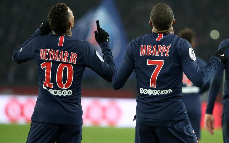 DataScout_'s tweet photo. 🇫🇷  Mbappé régresse depuis qu'il a décidé d'imiter Neymar 🇧🇷

En côtoyant le brésilien, il a compris qu'il ne suffisait pas de marquer des buts pour rentrer dans le cœur des gens, mais que parfois le talent et la magie pouvaient engendrer un amour inégalable.

Il a donc décidé d'arrêter d'être un attaquant de profondeur clinique, sa qualité principale, pour forcer son jeu en demandant constamment le ballon dans les pieds.

Son objectif, créer quelque chose à partir de rien, mettre des étoiles dans les yeux des spectateurs, montrer qu'il a su mettre des buts mais qu'il peut aussi amener de la magie sur le terrain.

Depuis ce jour, on a le droit à un Mbappé qui demande le ballon dans les pieds, cherche constamment à provoquer en 1v1, tire à vue, cherche toujours à faire compliqué au lieu de jouer simple avec ses coéquipiers...

J'espère que Mbappé sera lucide en comprenant que dans ce domaine du jeu, c'est un joueur correct qui est très loin du meilleur joueur du monde que l'on nous annonçait.