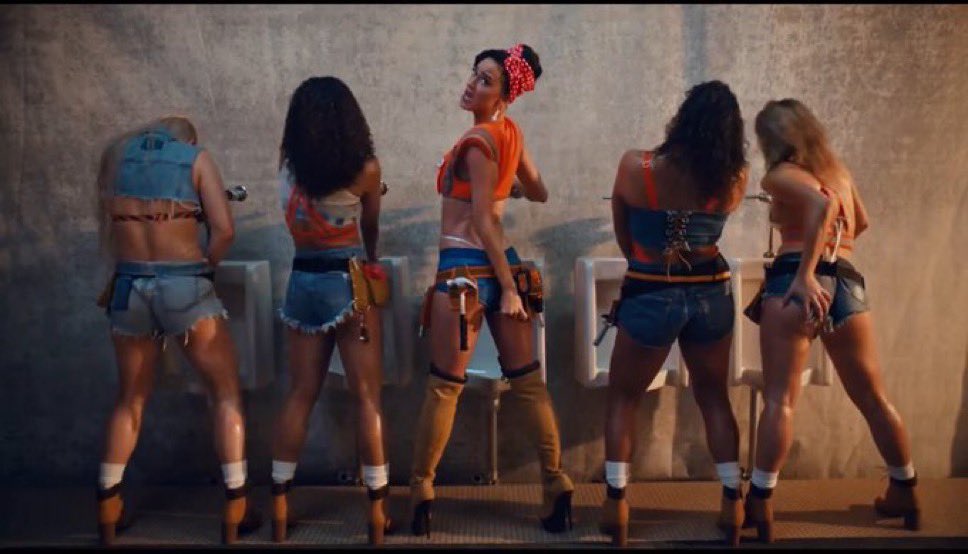 IsisBroken's tweet photo. O feminismo da Katy Perry também inclui mulheres trans e isso pra mim é tão importante e significativo porque além disso tudo ela chamou uma artista trans para colaborar em seu disco, estava com sdds do pop que muda estruturas sociais, brigada Katy 🏳️‍⚧️ https://t.co/lvimM0nRLZ
