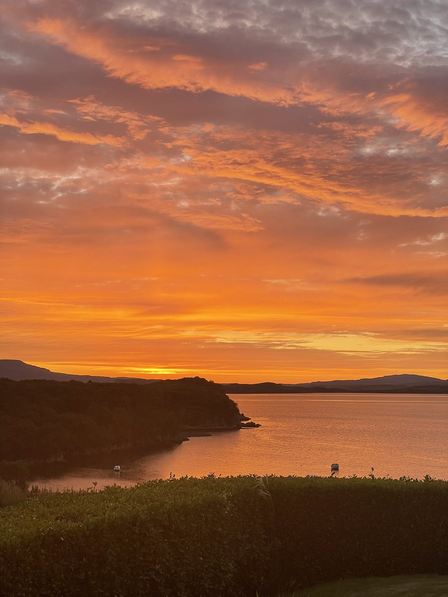 MacKinnon18Neil's tweet photo. Sunset at my parents house in Skye. https://t.co/vWdI1ENqUs