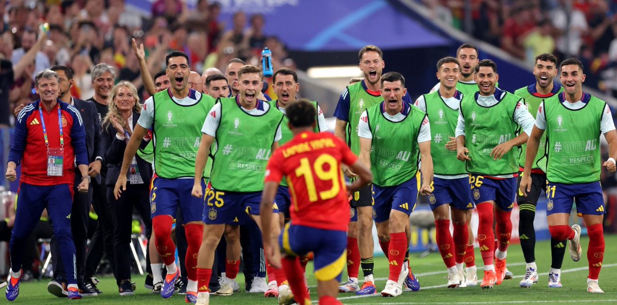 jugar  
Del lat. iocāri 'bromear'.

Hacer algo con 𝐚𝐥𝐞𝐠𝐫í𝐚 con el fin de 𝐞𝐧𝐭𝐫𝐞𝐭𝐞𝐧𝐞𝐫𝐬𝐞, 𝐝𝐢𝐯𝐞𝐫𝐭𝐢𝐫𝐬𝐞 o desarrollar determinadas capacidades.