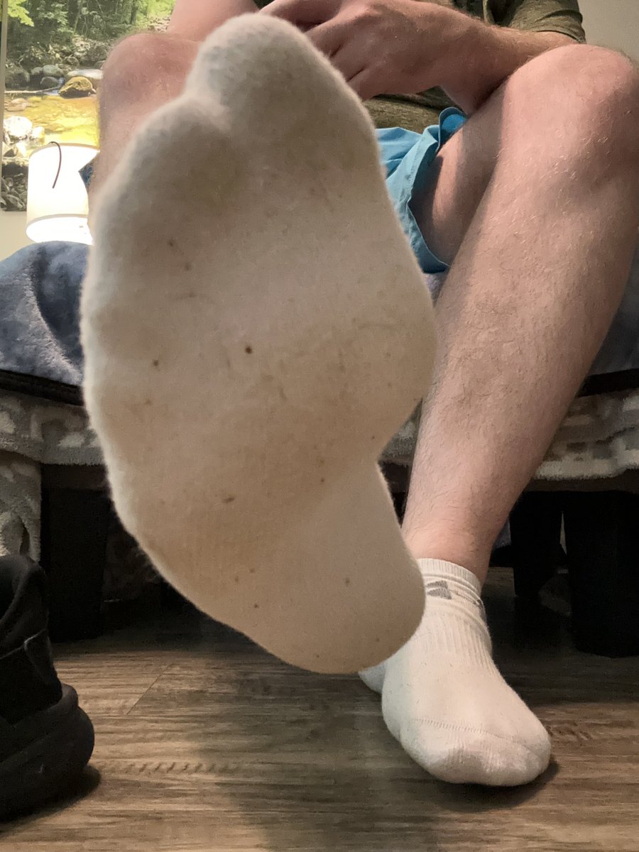 This summer heat and humidity really does a number for the scent, it’s so easy to get lost in it. #malesockfetish #gaysockfetish #gaysocks