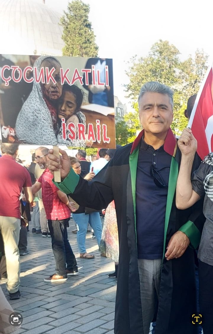 AvAliOtay's tweet photo. Gazze'de yaşanan soykırım ve savaş suçları nedeniyle 6 Temmuz 2024 Cumartesi günü İstanbul 2 nolu Barosuna üye avukatlar olarak cübbelerimizle Beyazıt meydanından  Sultanahmet meydanına yürüdük.  Yabancı turistler ve duyarlı vatandaşlarımız da bu protestoya  büyük ilgi gösterdi. https://t.co/tQ62gJ4jS3