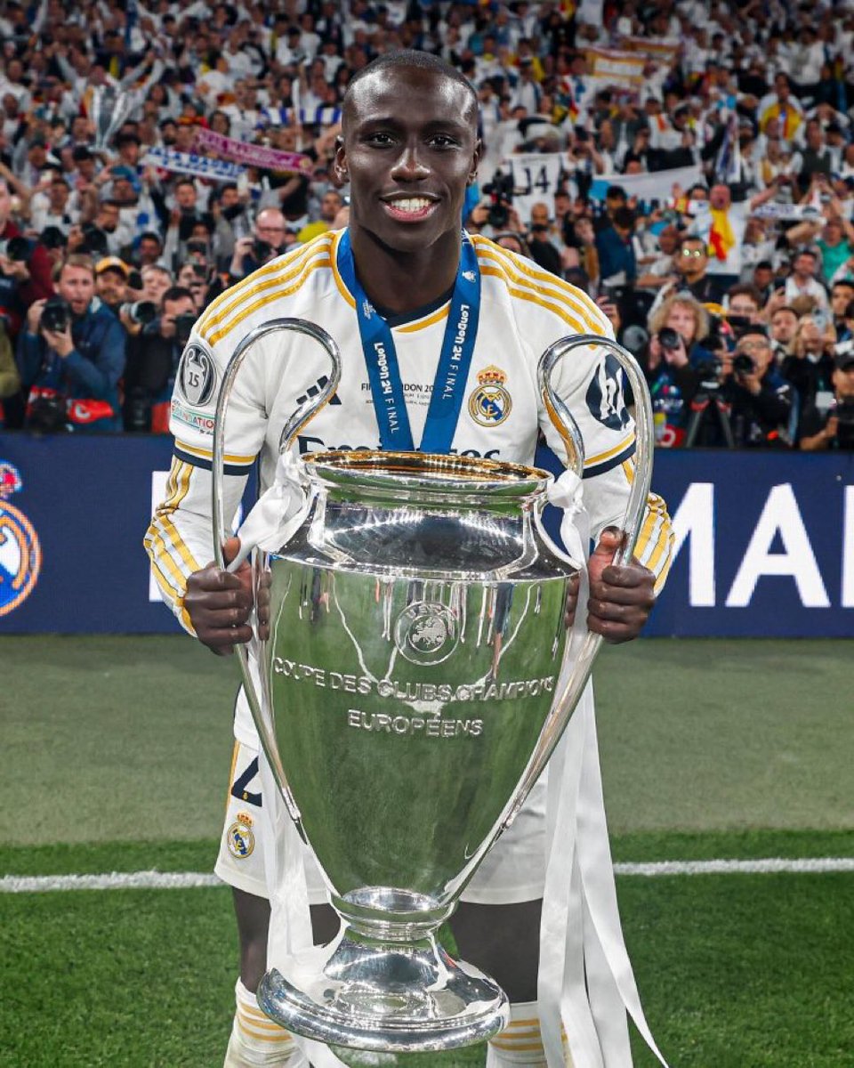 RMadrid_actu's tweet photo. 😬 Le meilleur latéral gauche du monde aura joué ZÉRO MINUTES à l’EURO. #RealMadrid ✅🇫🇷 https://t.co/gCukVqlKG3