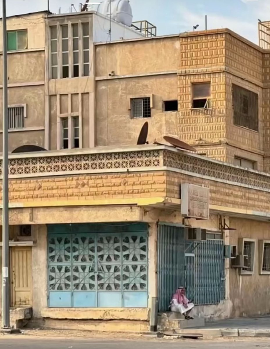 جالس على حطام الحصى والدكاكين
يتأمل اللي باقي اليوم منها
وما لقى غير العنا والغرابيل
وذكرى تهد الحيل من بعد اهلها