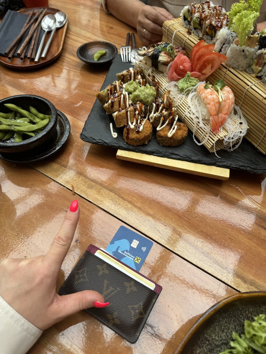 Heute durfte mein Sklave Tobias uns, meiner Schwester, Mama und mich, zum Dinner einladen. Natürlich OHNE ihn, aber mit seiner Karte 😜