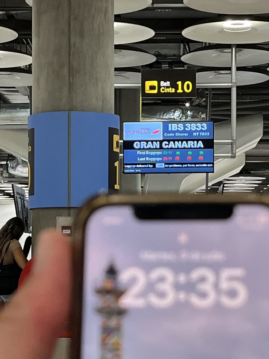 Edu_Marinn's tweet photo. @Iberia revisad lo de meter maletas mano de algunos pasajeros en bodega cuando el avión va lleno por favor. Había compartimentos de sobra para la gente que habéis hecho facturar y ahora llevamos 40 minutos esperando a que salga de la cinta. https://t.co/dxojNXYKEX