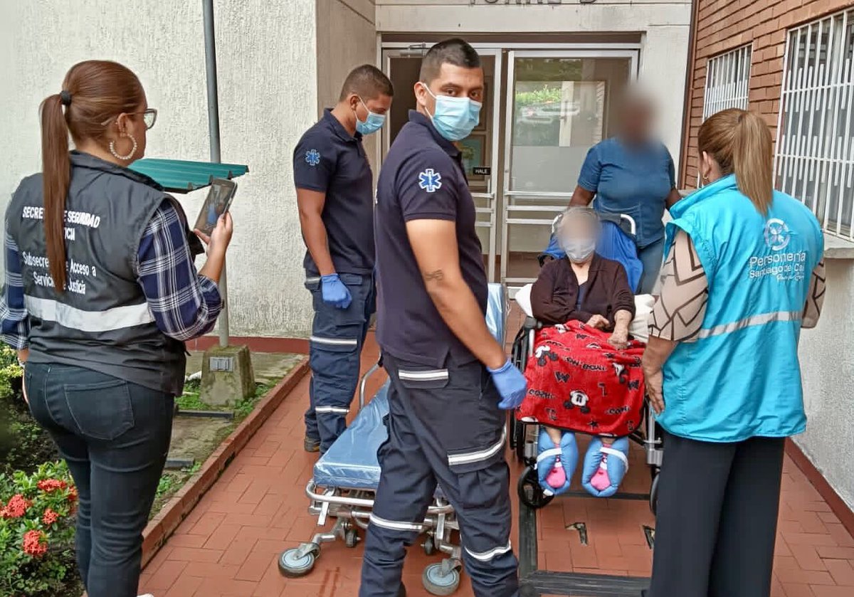 personeriacali's tweet photo. En cumplimiento a la Ley 1850 del 2017, por medio de la cual se establecen las medidas de protección al adulto mayor, la Personería Distrital, @BienestarSociaI y @SaludCali realizaron la restitución de los derechos de dos adultos mayores en el barrio Nueva Tequendama, de la Comuna 19. 

En la diligencia se activó la ruta para la restitución de los derechos, de los adultos mayores, para luego ser llevados al núcleo familiar primario.
