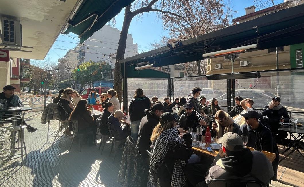 Tremendo día pasamos hoy en #Menenga Llevamos #vinosporcopa comimos rico, y con la #buenaonda de la #familiacuevera y menengosa. Gracias x acompañar!!
<a href="/MonteQuieto_mza/">Bodega MonteQuieto</a> <a href="/casesergio/">Sergio Case</a> <a href="/grandcruarg/">Grand Cru Argentina</a>