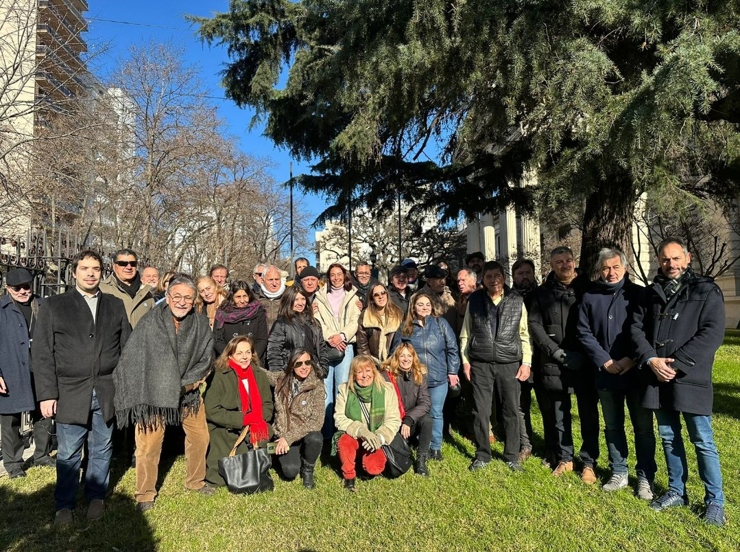 Como cada año, frente al mosaico alegórico de los jardines de la Legislatura Provincial compartimos el histórico homenaje recordatorio al Aniversario del "Día de la Independencia", en recuerdo a los héroes que nos legaron una Patria Libre.

VIVA LA PATRIA!!
🇦🇷❤ <a href="/FeCulDep/">Federación de Instituciones Culturales y Deportiva</a>
