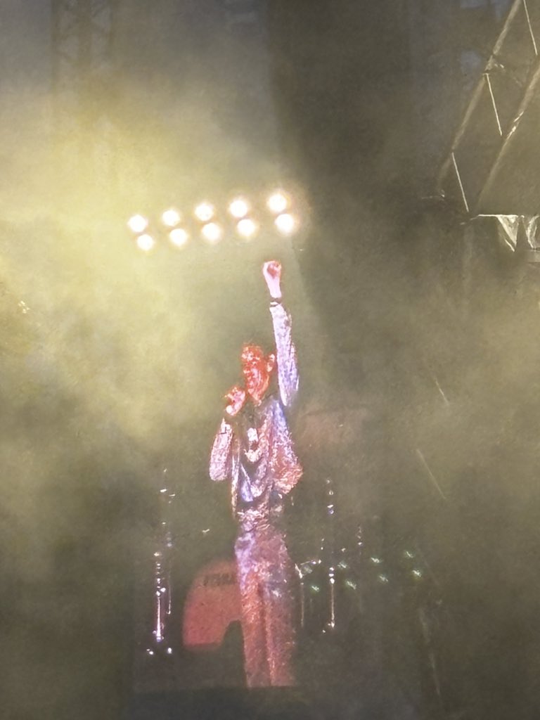 RobbieRed67's tweet image. Thanks @mikasounds having lost my mum and @emily_jayne4 Nan, and a very close friend in the last two weeks, your concert made me smile and dance, especially your dedication to your mum x