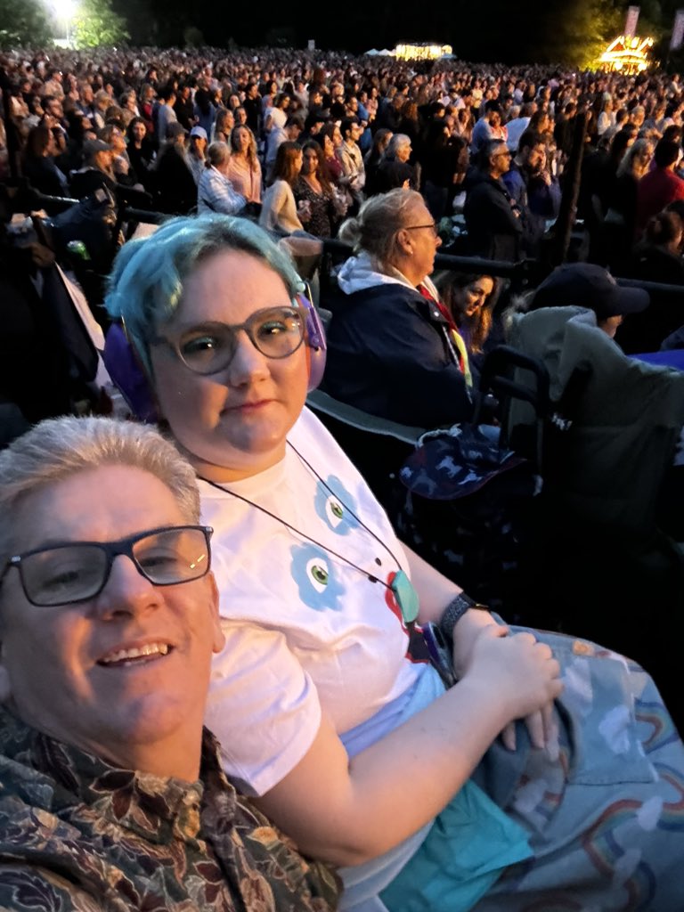 RobbieRed67's tweet image. Thanks @mikasounds having lost my mum and @emily_jayne4 Nan, and a very close friend in the last two weeks, your concert made me smile and dance, especially your dedication to your mum x