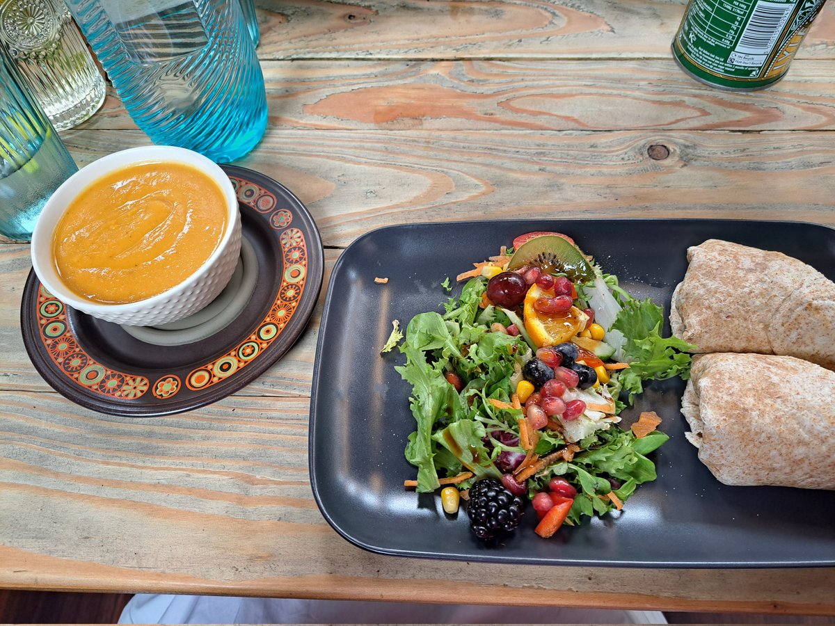 #3goodthings 
1. Lovely lunch at The Lass o'gowrie 
2. Some holiday sorting 
3. Cat cuddles