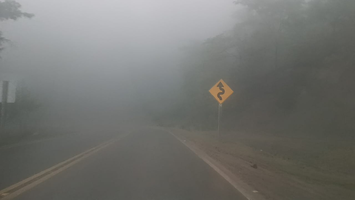 grupoeldeber's tweet photo. Una densa neblina, con llovizna, se registra en la zona de los Valles cruceños, donde se reportan temperaturas bajo cero. Se recomienda circular con precaución/Fotos: Soledad Prado https://t.co/Sw1ksVINPW