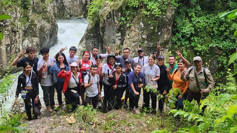 Promocionando el área protegida Parque Nacional Saslaya, ubicado en la RACCN, MARENA, llevó a cabo senderismo ambiental, junto a jóvenes del Movimiento Ambientalista Guardabarranco.
El recorrido finalizó con el Salto La Bu, donde se aprecio la vista impresionante del  río.