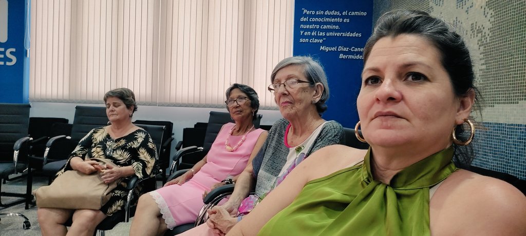 Esta tarde <a href="/CubaMES/">MES</a> se viste de gala con la presencia de Teresa Amarelle Boue, Presidenta de la <a href="/FMC_Cuba/">FMC de Cuba</a>, compartiendo con mujeres directivas experiencias, logros, retos y dificultades del trabajo por el adelanto de la mujer en #Cuba
@TBoue33927