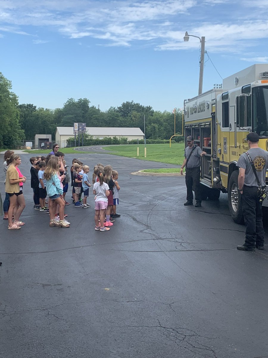 KFRPD's tweet image. This morning crews from C-Shift had the pleasure of giving a brief fire safety talk and apparatus showcase to the Kids Club at Kearney Elementary.  #KMoFire