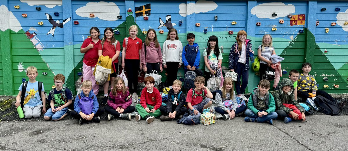 Trip heddiw - diolch <a href="/Ynys_hir_RSPB/">Ynys-hir</a> a <a href="/bro_ddyfi/">Freedom Leisure Bro Ddyfi</a>. Mwynhau chwilio am drychfilod ar dir ac yn y dŵr a’r sleid yn y pwll nofio! 🕸️🕷️🪰🐞🐜🛝💦 4D yn osgoi’r cawodydd, a 4J wedi blino’n lân ar ôl diwrnod prysur! 😀