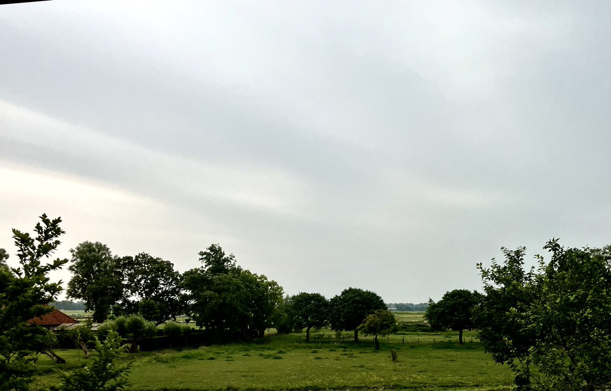 Hier vallen de eerste druppels en ik hoor donder in de verte. Hoe is het bij jou? #noodweer