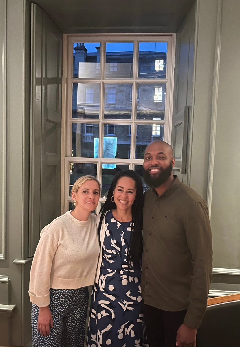 Roz De Vile tweet media