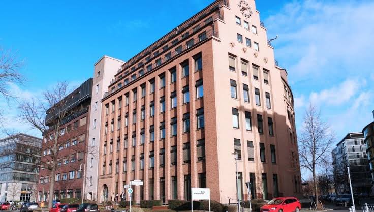 serdarsenel's tweet photo. BAU Global üyesi Berlin International University’nin 10. yılını kampüsümüzde yüksek bir katılımla kutladık. BAU Global Başkanı Sn. Enver Yücel, Türkiye'nin Almanya Büyükelçisi Ahmet Başar Şen ve Berlin'in yükseköğretim temsilcilerinin bir araya geldiği bu değerli etkinlikte, üniversitede görev alan akademisyenler ve mezunlar da yer aldı.@bauglobal @berlin_int