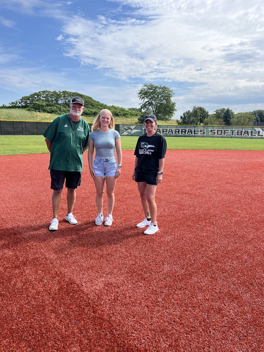 IsabelBates25's tweet photo. Thank you @BarryFroehle, @Coach_SFuller and @CODSoftball for inviting me to tour your campus. I was extremely impressed with the facilities and the coaching staff was so inviting! Go Chaps! 💚 https://t.co/ECJ9I1DQah