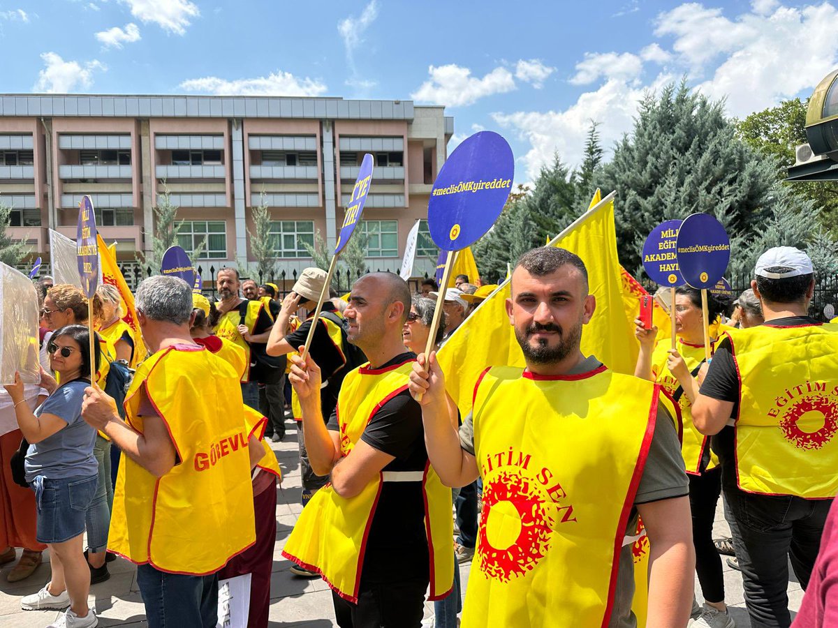 ktepeegitimsen's tweet photo. Haklarımızı ve taleplerimizi içermeyen Öğretmenlik Meslek Kanunu yasa tasarısına karşı, MEB önündeyiz! Meclis önüne yapacağımız yürüyüş yola barikat kuran polis tarafından engelleniyor!
#meclisÖMKyireddet https://t.co/HVbDxg4aa7