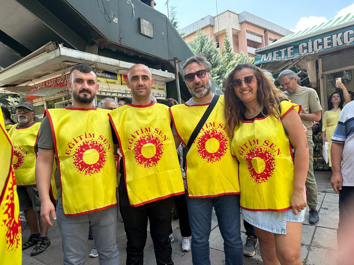 ktepeegitimsen's tweet photo. Haklarımızı ve taleplerimizi içermeyen Öğretmenlik Meslek Kanunu yasa tasarısına karşı, MEB önündeyiz! Meclis önüne yapacağımız yürüyüş yola barikat kuran polis tarafından engelleniyor!
#meclisÖMKyireddet https://t.co/HVbDxg4aa7