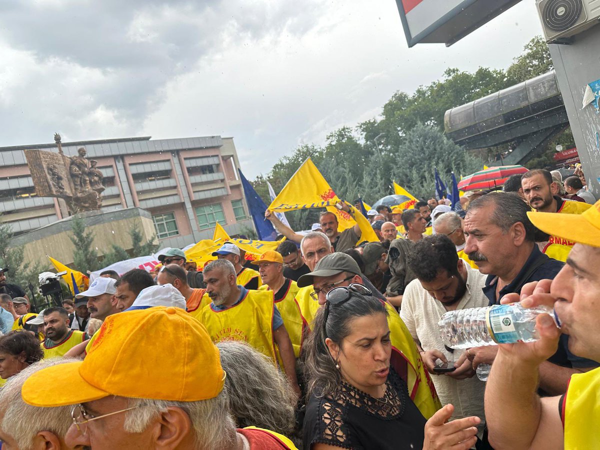 ktepeegitimsen's tweet photo. Haklarımızı ve taleplerimizi içermeyen Öğretmenlik Meslek Kanunu yasa tasarısına karşı, MEB önündeyiz! Meclis önüne yapacağımız yürüyüş yola barikat kuran polis tarafından engelleniyor!
#meclisÖMKyireddet https://t.co/HVbDxg4aa7