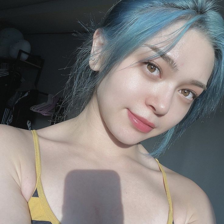 Y que la música siga sonando hasta que me duela la cabeza, porque cuando se trata de #𝑆𝑢𝑛を𝐶𝑎𝑖𝑟𝑜 no existe un límite para el volumen. Don't mind me mientras ando en mi mundo escuchándola en repetición pues es que ando casi levitando with the #𝑐𝗁𝗂𝐥𝐥୭ৎ𝑣𝗂𝖻ēs al cien.