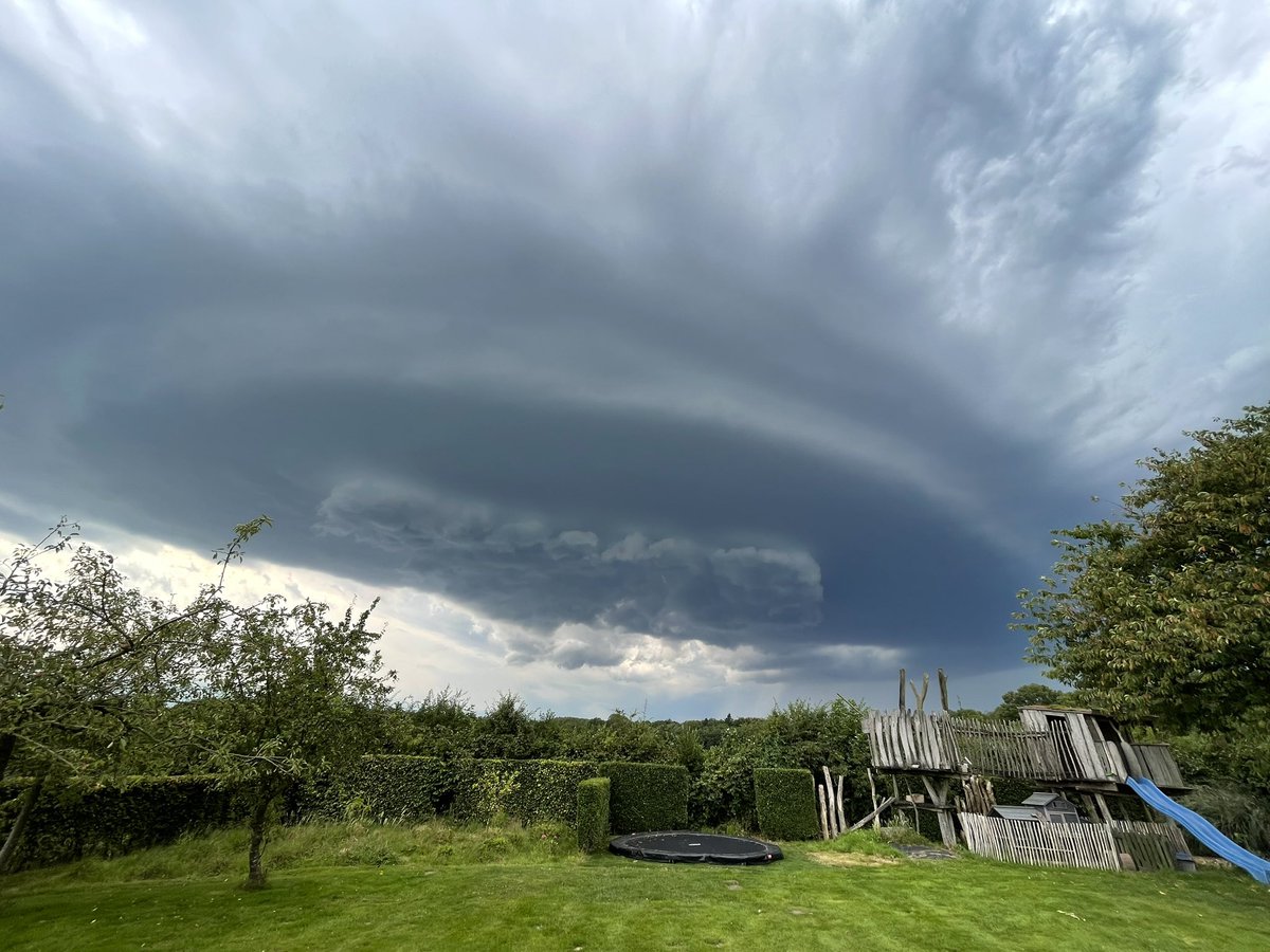 Joostprive's tweet photo. Wat een prachtig exemplaar trekt hier net langs #Angerlo #onweer @NoodweerBenelux https://t.co/9c0b5b4gpp