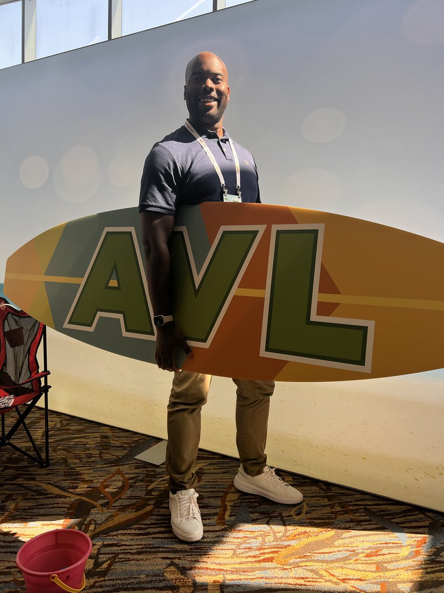 beavers_ii's tweet photo. The @durkinbulldogs are riding the wave at #avl2024 🌊🌊🌊 @ChiPubSchools @Network10CPS @CorwinPress https://t.co/74alagLuku