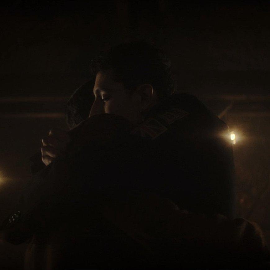 GianzGmez's tweet photo. The way they both felt their hearts "beating" after hugging... #DeadBoyDetectives https://t.co/wWA1QOshmq