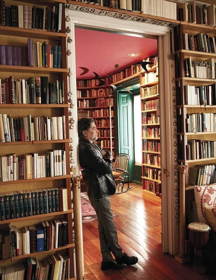 literlandweb1's tweet image. Joaquín Sabina en la biblioteca de su vivienda en Madrid. Licenciado en filología románica por la Universidad de Granada, además de gran lector y prolífico autor, Sabina es también un bibliófilo reconocido. Cuenta entre sus libros más cotizados con una primera edición de Ulyses,…