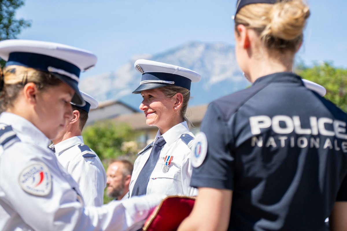Policiers secouristes en montagne, en maintien de l’ordre, en unité canine, réservistes… 

En cette #JourneeDeLaPoliceNationale, merci à ceux qui sont toujours en première ligne pour assurer notre sécurité et celle de nos institutions.