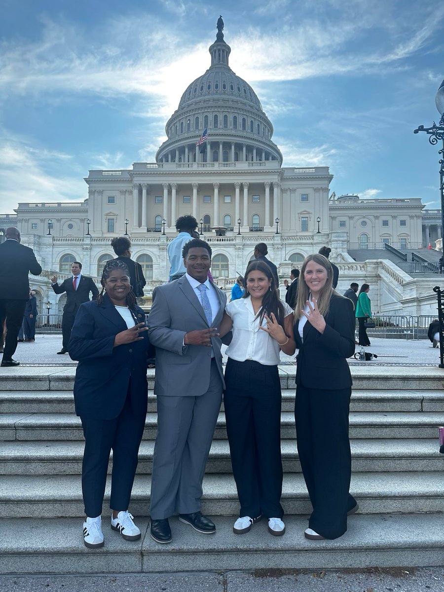 TheSunDevils's tweet photo. Sun Devils at our Nation’s Capital 🇺🇸🔱

#ForksUp /// #O2V https://t.co/kJJLRg1yYY