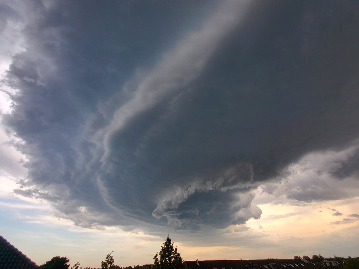 LonghairW's tweet photo. #Onweer boven Arnhem. #supercel https://t.co/dX8RElmtwg