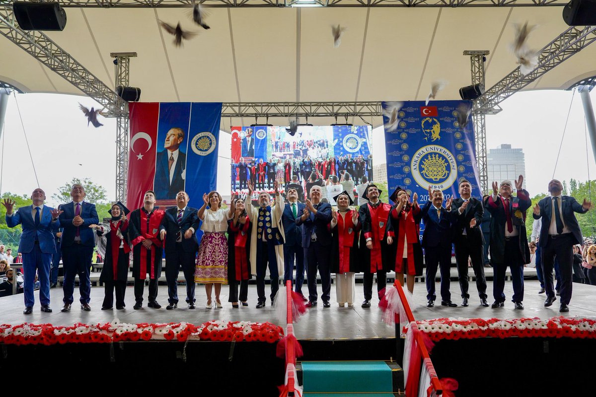 ayseunluce's tweet photo. Mustafa Kemal Atatürk’ün "Cumhuriyetin müeyyidesi olacak bu büyük kurumun açılışında duyduğum mutluluğu hiçbir girişimde duymadım ve bunu açığa vurmakla ve belirtmekle hoşnutum" sözleriyle onurlandırdığı Ata yadigarı Ankara Üniversitesi Hukuk Fakültesi'nin mezuniyet törenine katıldım. 

Babası Aydın Ünlüce’nin mezun olduğu okulu bitirmek Aras’a, törende diplomasını vermek de bana nasip oldu. Bir anne olarak çok gururluyum. 

Genç meslektaşıma ve değerli arkadaşlarına başarılar diliyorum. Yeni mezun olan tüm gençlerimiz için temennim şu: Octavio Paz’ın dediği gibi “düşlerinize layık olun.” 

Siz düşlerinize layık olursanız, kentlerimiz de ülkemiz de mutlu olur. Bu yolda sizleri desteklemeye devam edeceğiz.