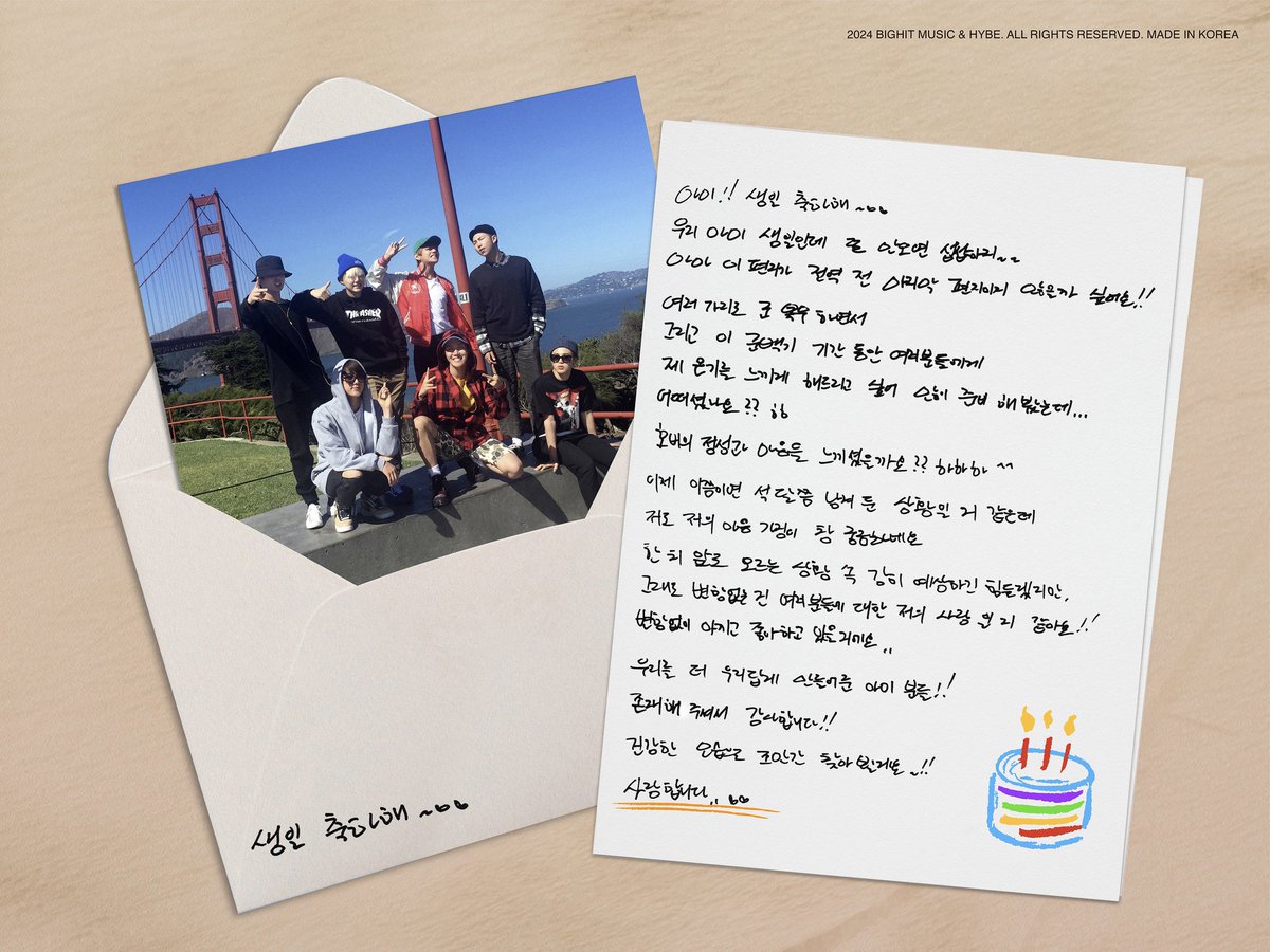ARMYS_emacao's tweet photo. 📸 A foto da carta do Hobi é de 2015! Eles estavam na ponte Golden Gate em São Francisco, Califórnia!
#11THARMYDAY #HappyBirthdayARMY
#BTSARMY  @ARMYS_emacao

©ARMYS_emacao
©Weverse
©newsINARMY
🔥Nao retire os créditos
Entre no nosso canal:https://t.co/nQ2Jsx0EtJ https://t.co/8MiMhXAwxp