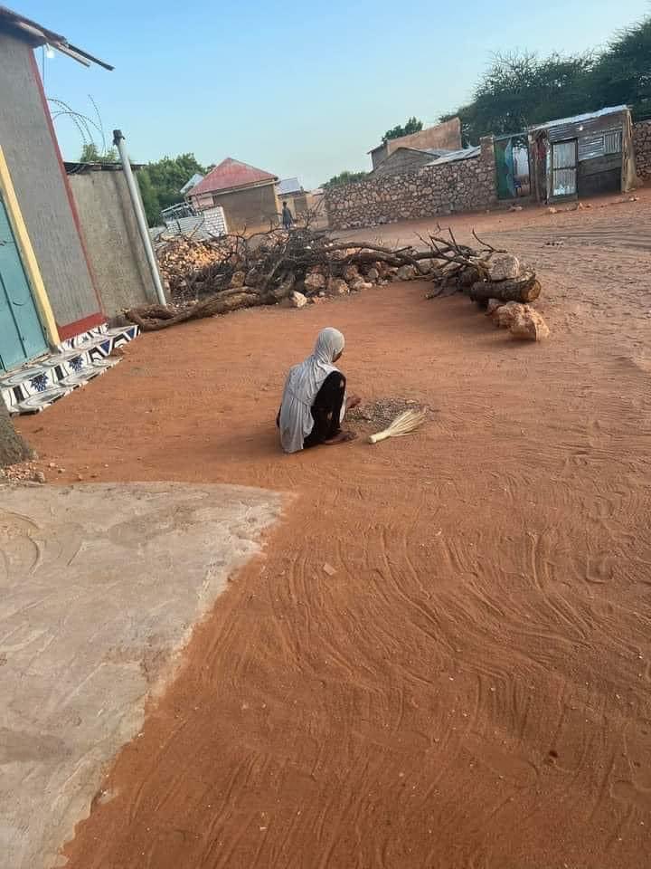 Waxaa dareemaysa markad aragto sawirkan, Xasuus qurxoon iyo naxariis wanaaga gabdhehena so maliyed, allaha sharfe, Gabar si qurxon u xaqday fagaga guriga aroortii 🥰