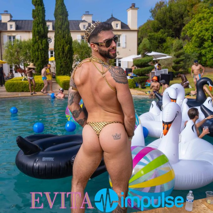 Evita pool party 👑 https://t.co/fFuu92Topo<a href="/tag/citycinderella"class="tags"><span>#citycinderella</span></a>