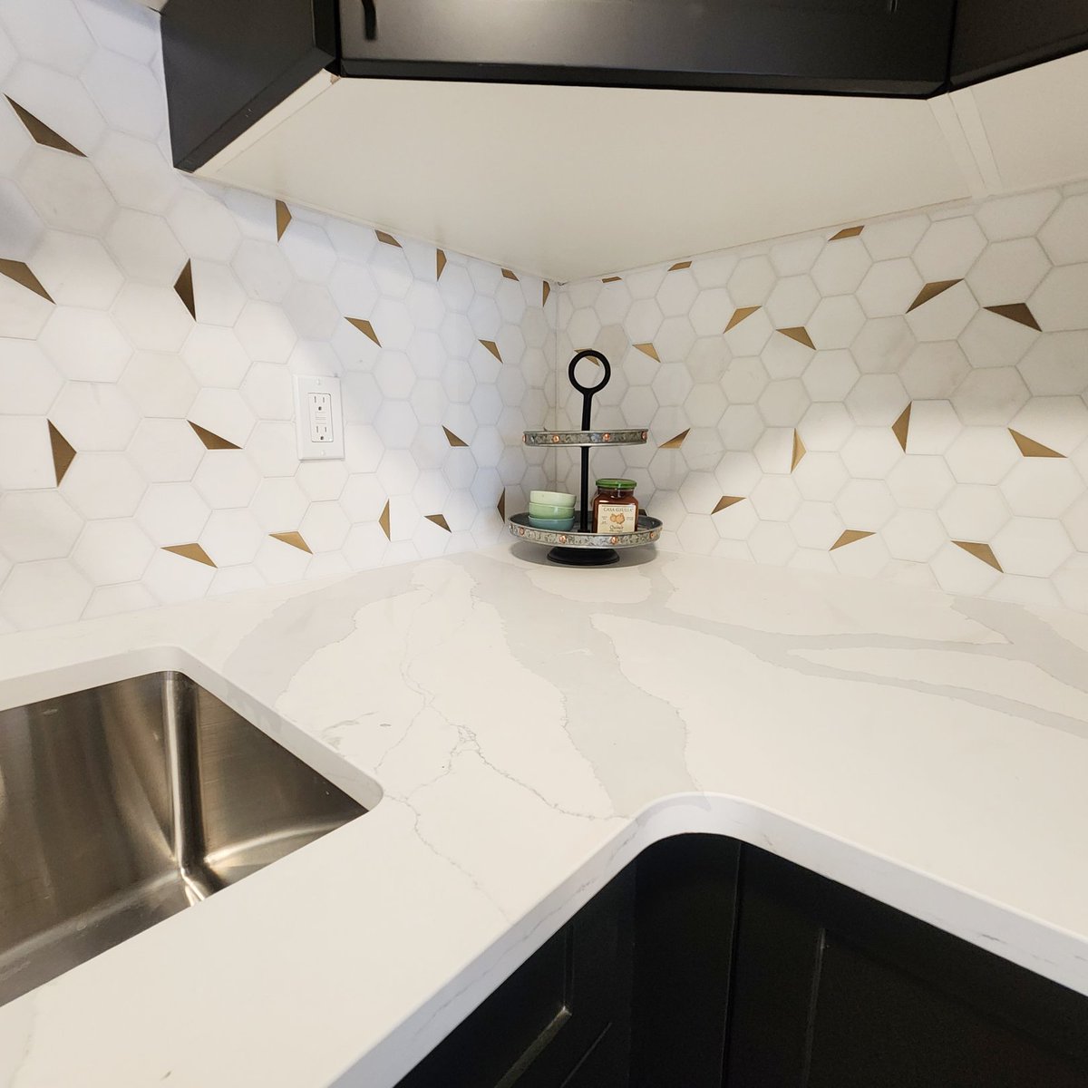 PremiumFCA's tweet photo. Ready to elevate your space with the beauty of Hexagon Mosaic Tiles?

These stunning tiles are perfect for creating a unique and sophisticated look in any room, whether it’s a kitchen backsplash or a striking feature wall.
#HexagonMosaicTiles #BringYourSpaceToLife #PremiumFloors https://t.co/rB7GMhRFc1