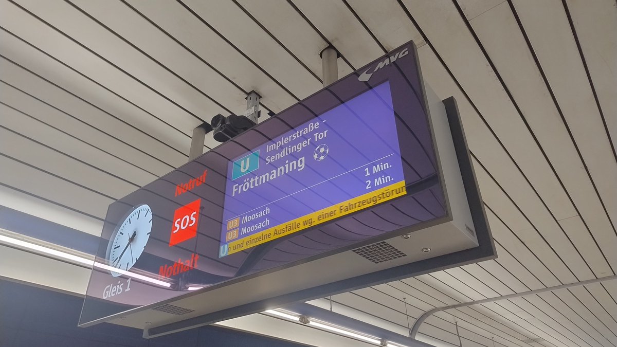Großartig. Die MVG schafft es, vor einem EM-Halbfinale die U3/U6 mit einer Fahrzeugstörung lahmzulegen... 20 Minuten für eine Station...
#Muenchen