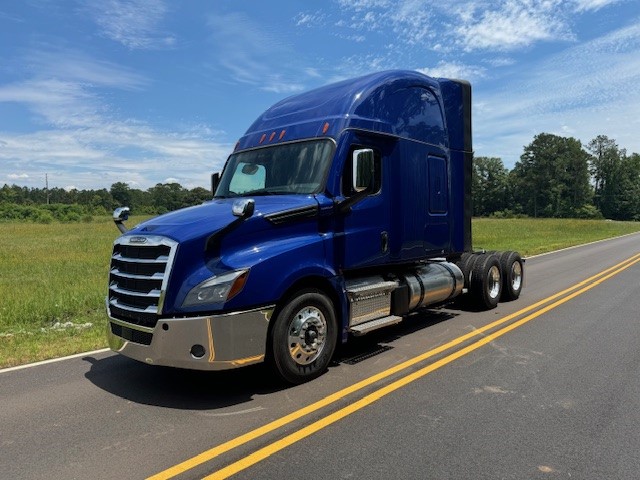 fourstarfreight's tweet photo. Upgrade your fleet with these 2024 Freightliner Cascadias, designed to keep your operations smooth, efficient, and reliable! #ForSale https://t.co/SnQ7VubLWD
